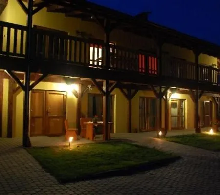 לינה וארוחת בוקר Willa Debki 3*